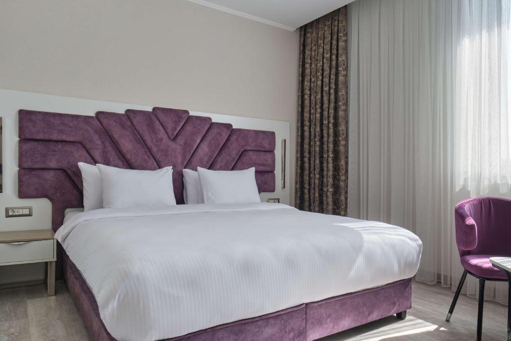Кровать или кровати в номере Panarams Tashkent Hotel, a member of Radisson Individuals