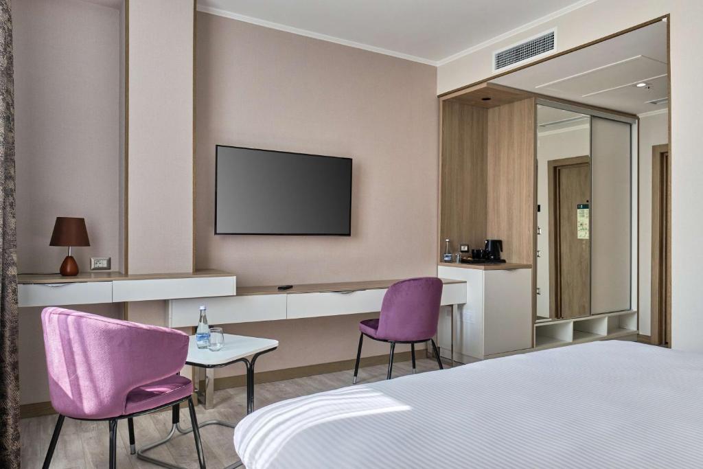 Телевизор и/или развлекательный центр в Panarams Tashkent Hotel, a member of Radisson Individuals
