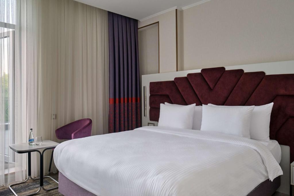Кровать или кровати в номере Panarams Tashkent Hotel, a member of Radisson Individuals