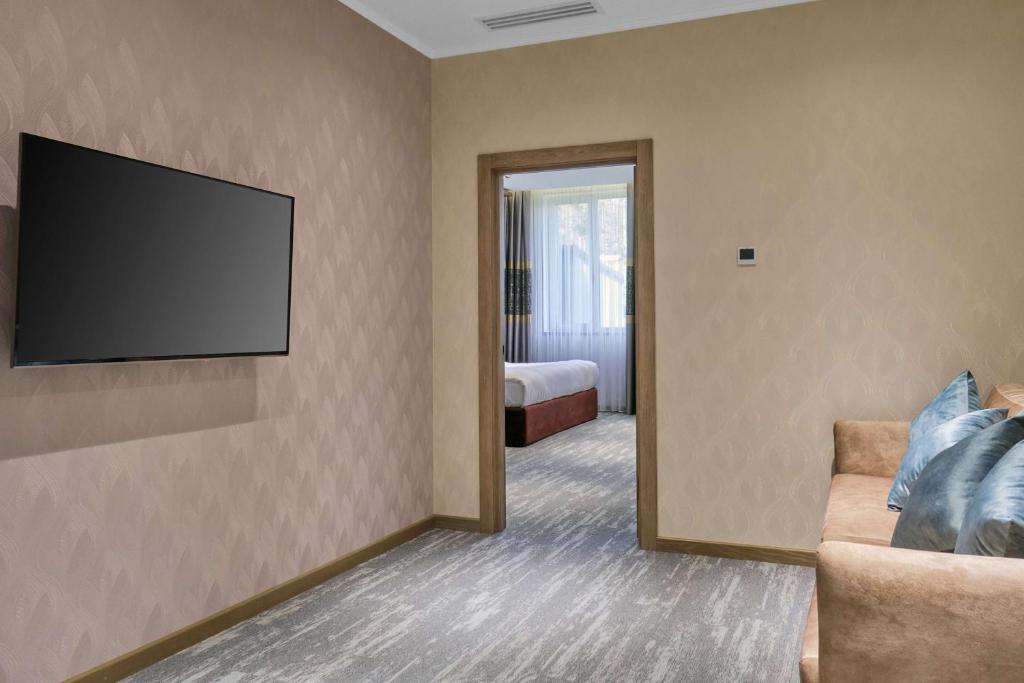Телевизор и/или развлекательный центр в Panarams Tashkent Hotel, a member of Radisson Individuals