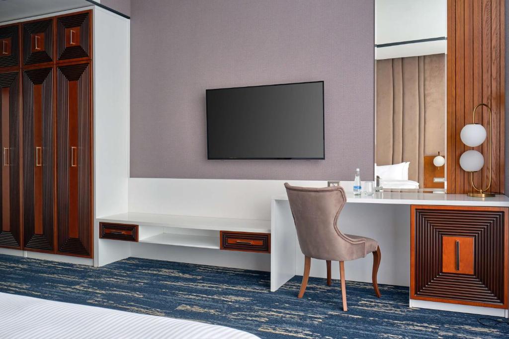 Телевизор и/или развлекательный центр в Panarams Tashkent Hotel, a member of Radisson Individuals