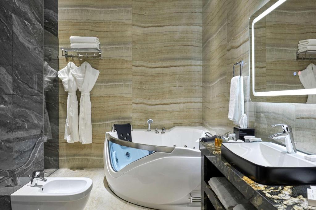 Ванная комната в Panarams Tashkent Hotel, a member of Radisson Individuals