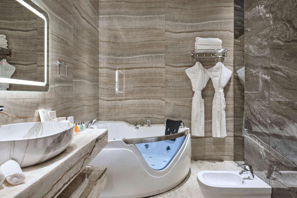 Ванная комната в Panarams Tashkent Hotel, a member of Radisson Individuals