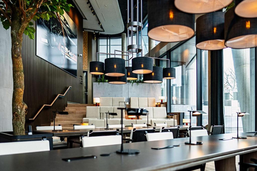 Radisson Blu Hotel at Porsche Design Tower Stuttgart - Resim 9