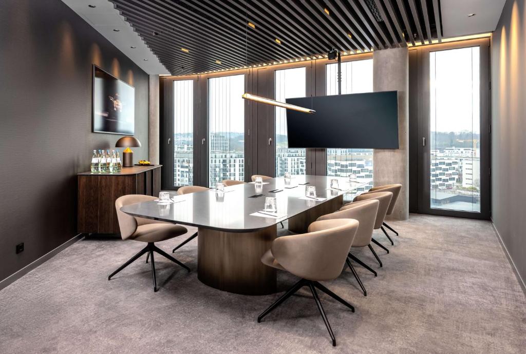 Radisson Blu Hotel at Porsche Design Tower Stuttgart - Resim 11