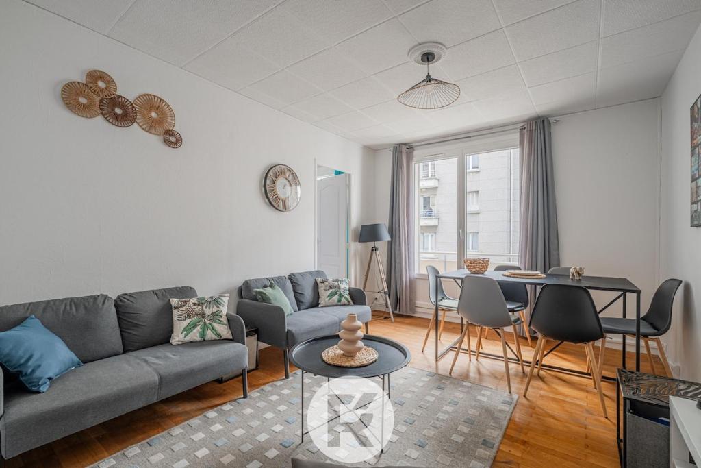 un salon avec un canapé et une table dans l'établissement R Apparts T4 Sweet Home, à Grenoble