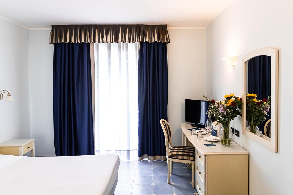 TV a/nebo společenská místnost v ubytování Baia dei Mulini Resort & Spa