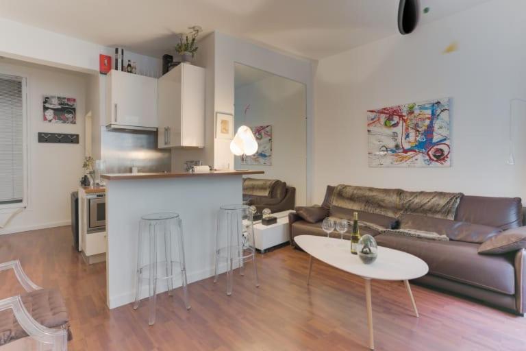 un salon avec un canapé et une table dans l'établissement GuestReady - Urban haven near Opera, à Paris