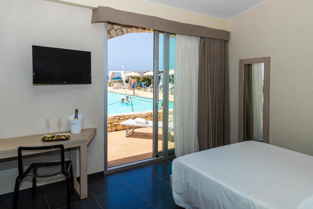 TV a/nebo společenská místnost v ubytování Baia dei Mulini Resort & Spa