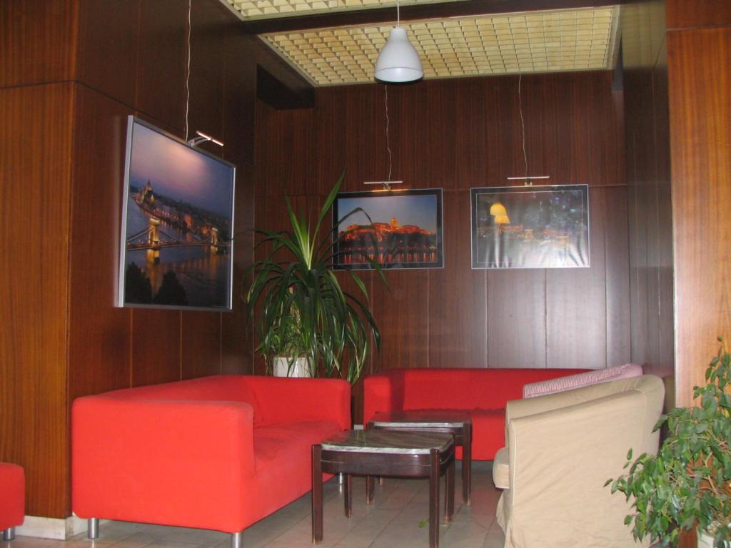 A seating area at Apartments Leslie