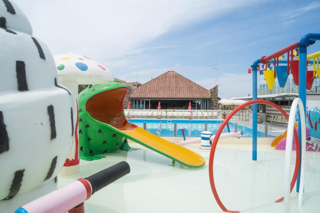 Bazén v ubytování Hotel Marilinda nebo v jeho okolí