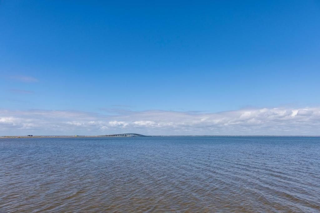 un grande bacino d'acqua con un ponte in lontananza di Bayside Bliss a Santa Rosa Beach