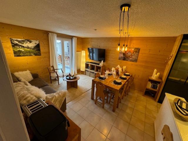 un salon avec un canapé et une table dans l'établissement Cozy Lodge by JP et Faby, à Val Cenis
