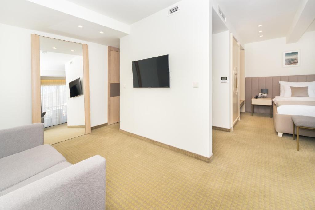 TV a/nebo společenská místnost v ubytování Hotel Pima Budva