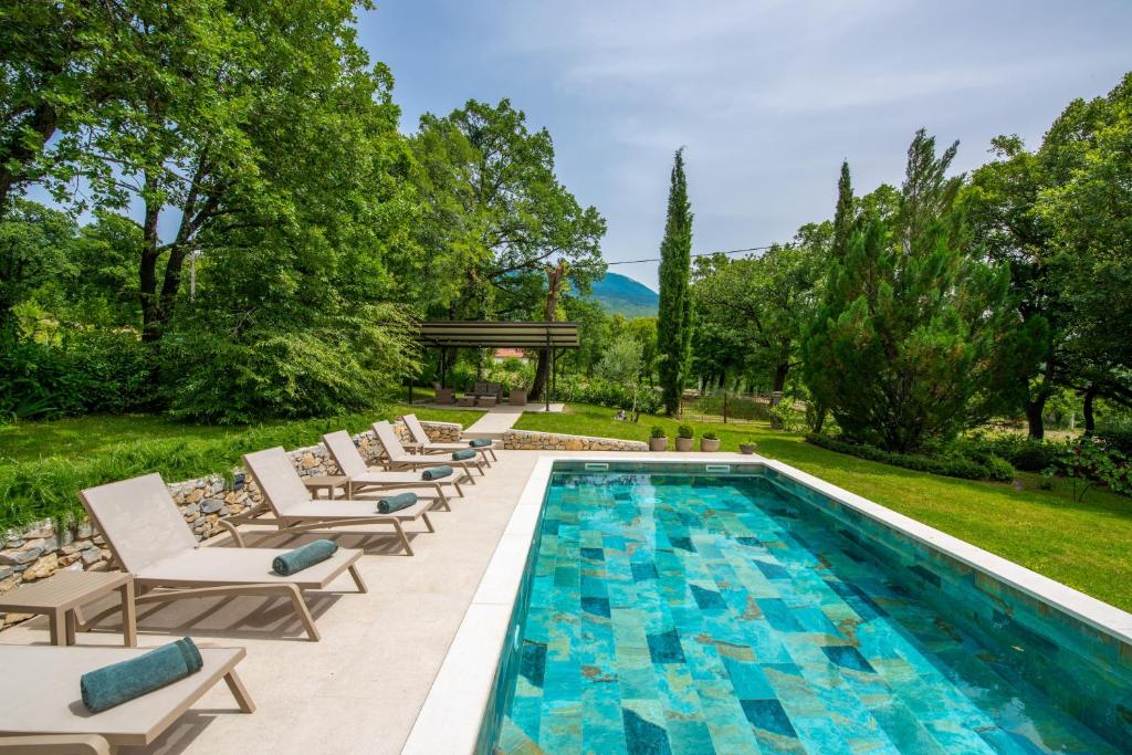 basen z leżakami obok ośrodka w obiekcie House Iva- peacefull getaway w mieście Boljun