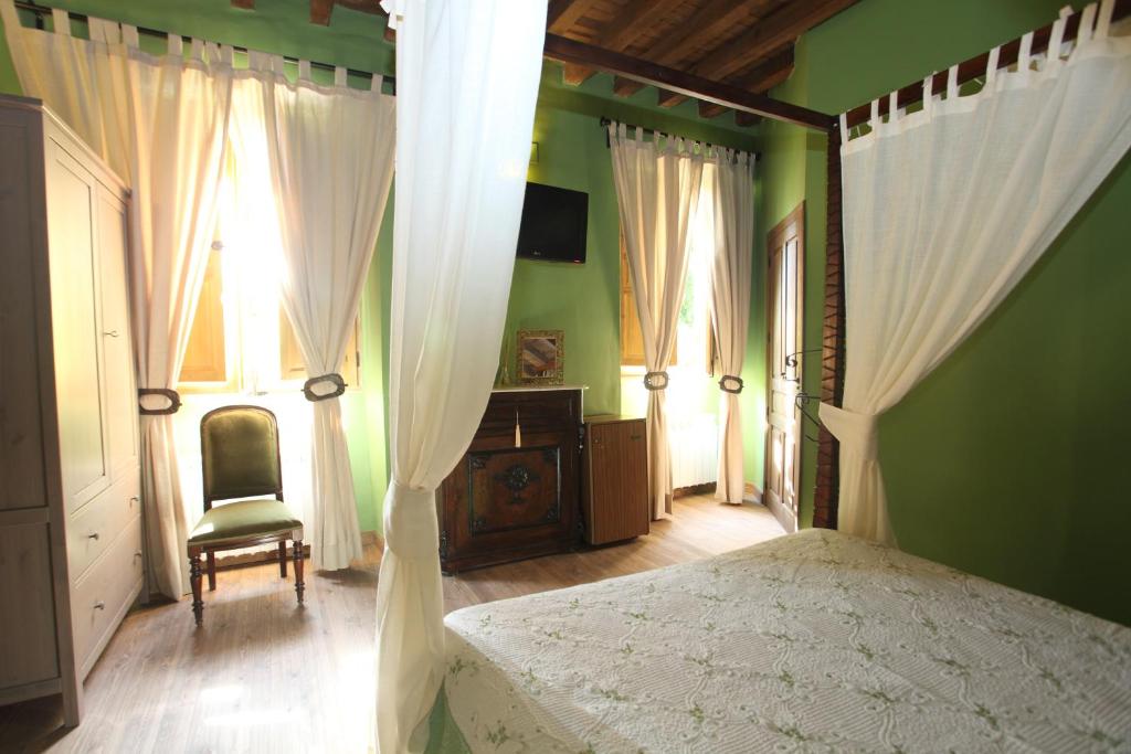 A bed or beds in a room at Posada Villa Maria
