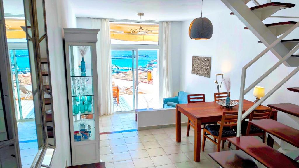 una sala da pranzo con tavolo e vista sull'oceano di Casa del Sol a Morro del Jable