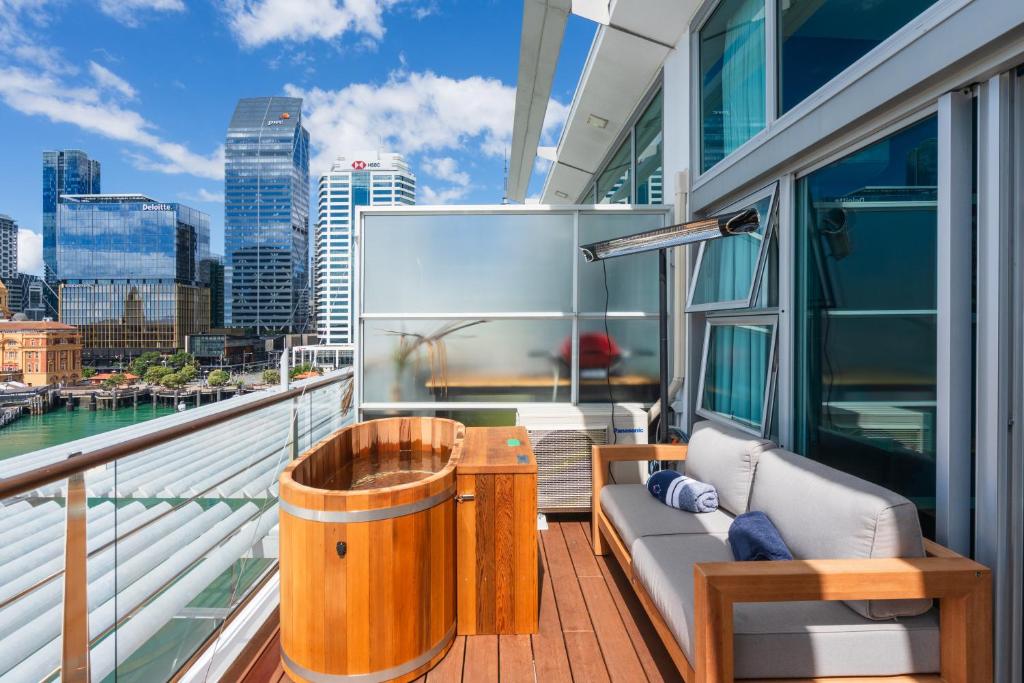 オークランドにあるPenthouse apartment with stunning Harbour viewsの街の景色を望むクルーズ船のバルコニー