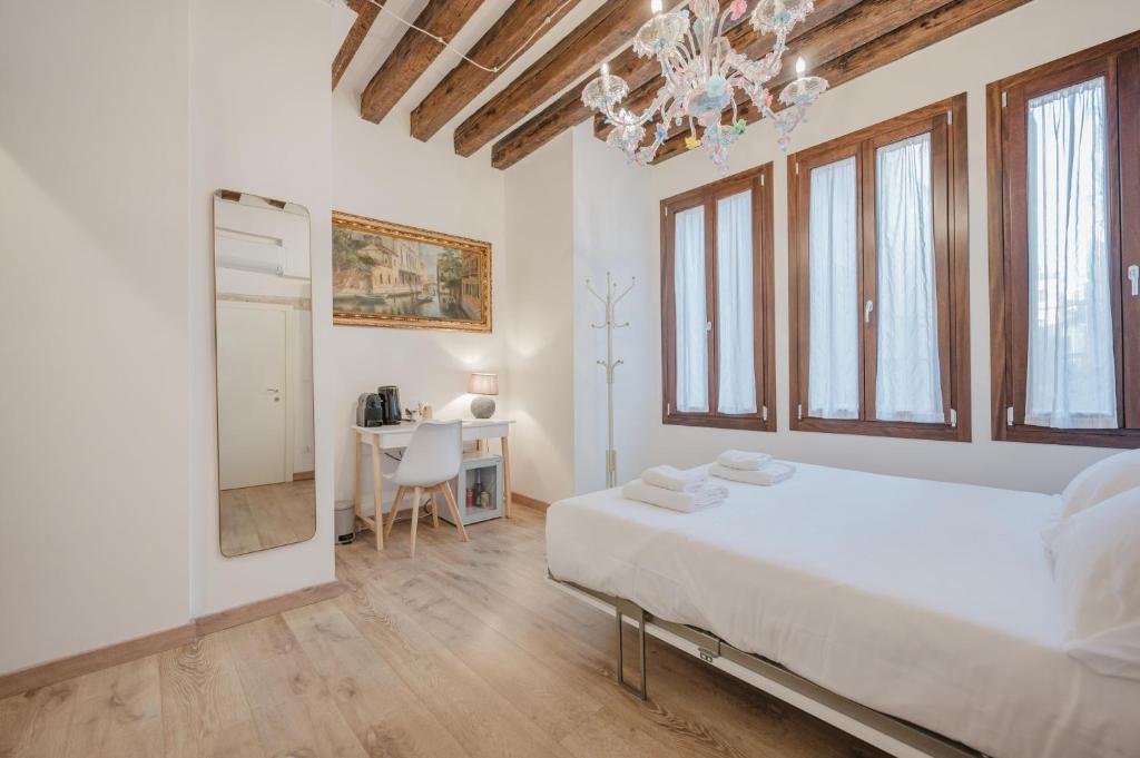 Postel nebo postele na pokoji v ubytování Rialto Suite 707