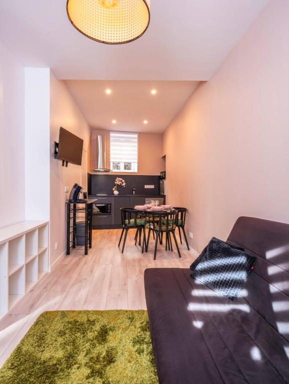 un salon avec un canapé et une table dans l'établissement Studio centre ville La Bourboule, à La Bourboule