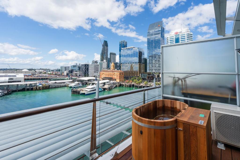 Penthouse apartment with stunning Harbour views - Resim 6