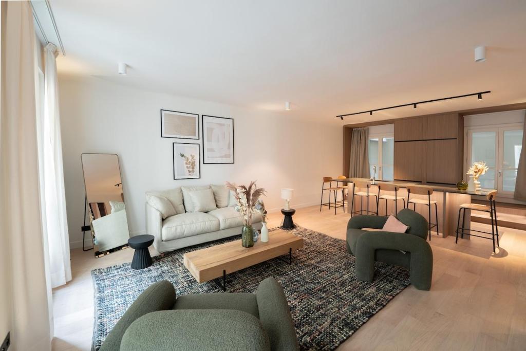 un salon avec deux canapés et une cuisine dans l'établissement 2BR Apt with AC - ideal nest for families, à Paris