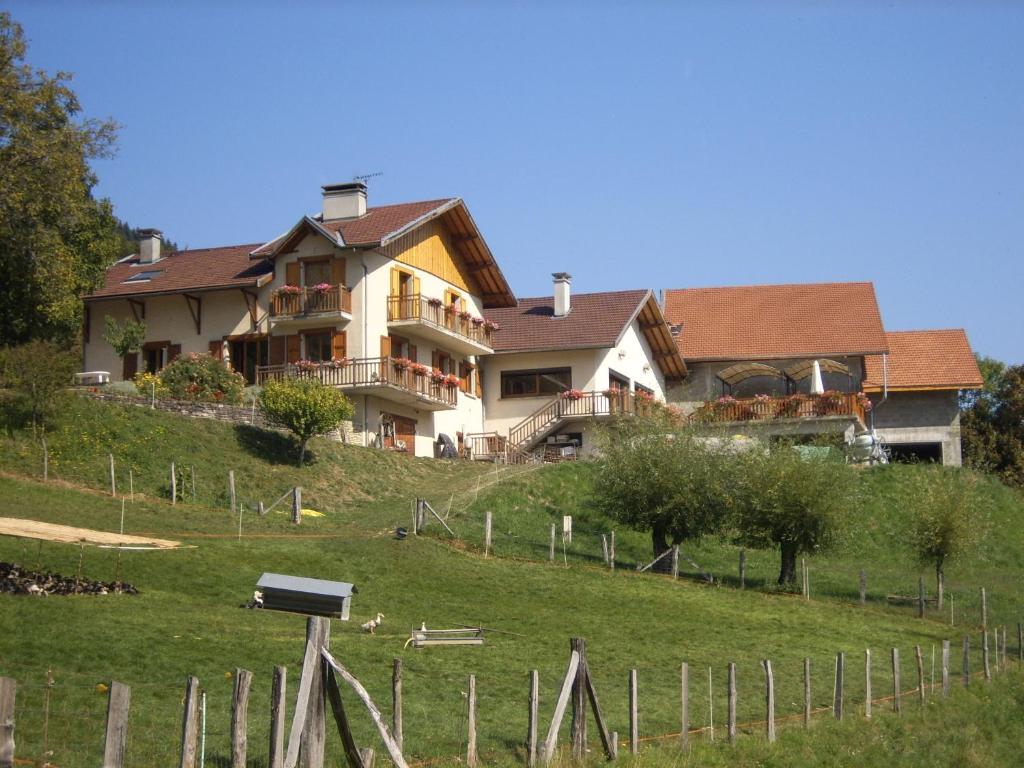 une grande maison au sommet d'une colline dans l'établissement Ferme Auberge du Bessard, à Allevard