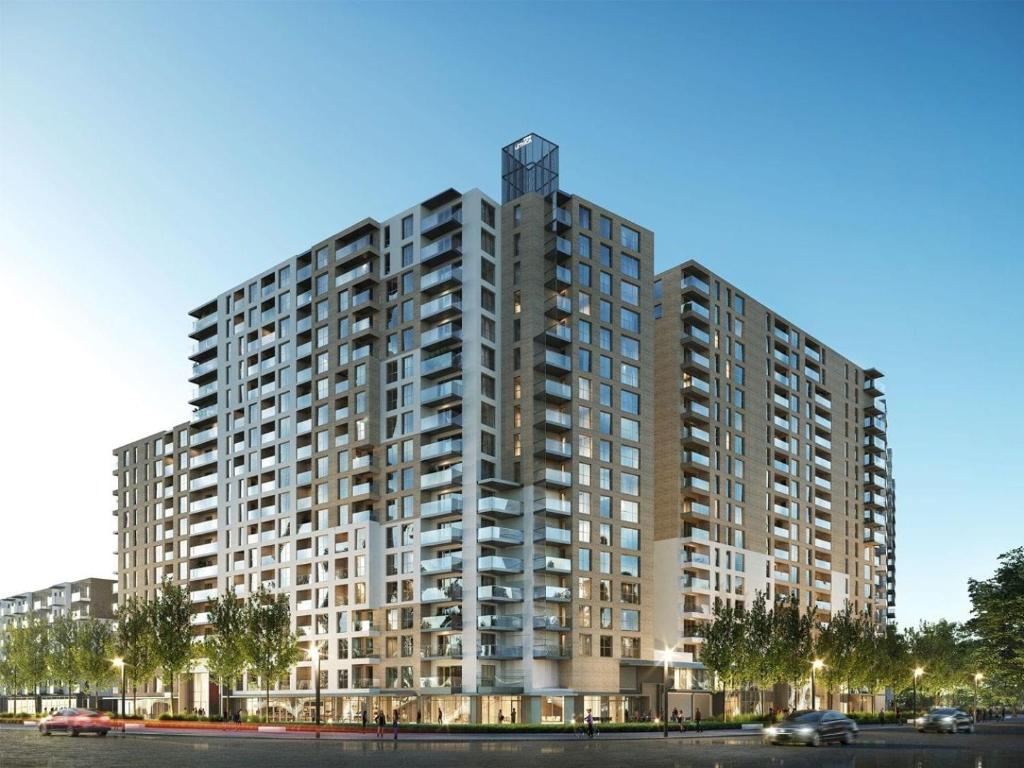 un gran edificio de apartamentos en una ciudad en New Baltica Apartament, en Gdansk