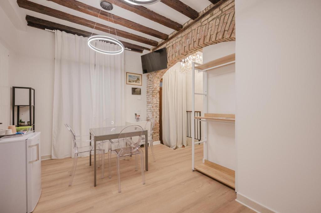 Kuchyň nebo kuchyňský kout v ubytování Rialto Suite 707