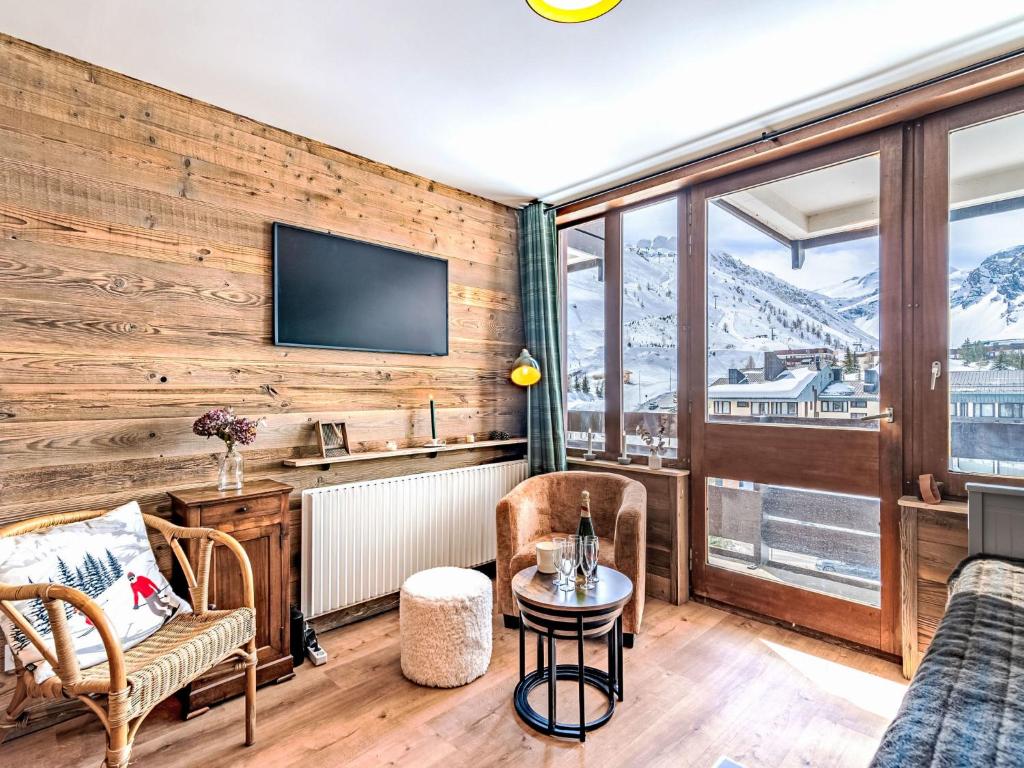 un salon avec un canapé et une table dans l'établissement Apartment Le Hameau de Tovière-5 by Interhome, à Tignes
