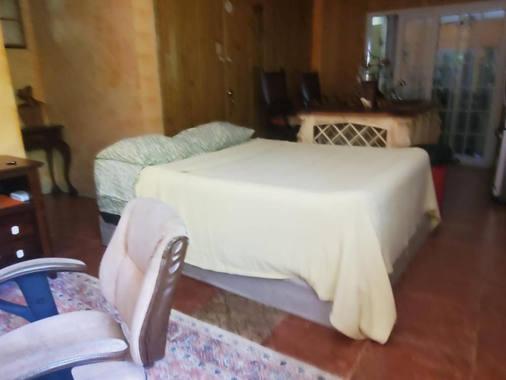 Letto o letti in una camera di Private Lodge, Cousin's Cove