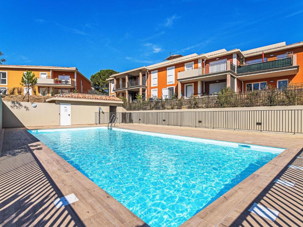 une piscine devant une maison dans l'établissement Apartment Eden Golfe-2 by Interhome, à Cogolin