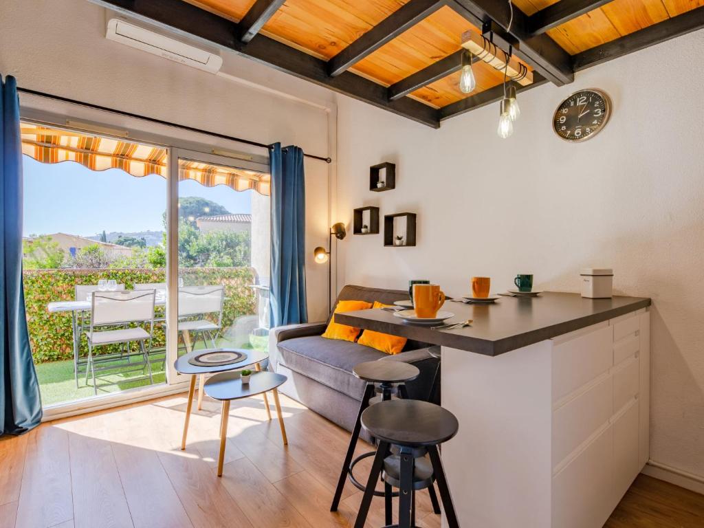 une cuisine et un salon avec un canapé et une table dans l'établissement Studio Les Jardins d'Ys-10 by Interhome, aux Issambres