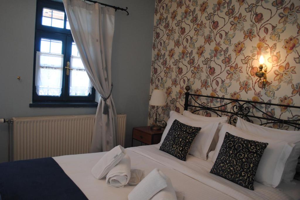 Postel nebo postele na pokoji v ubytování Andromachi's beloi hotel