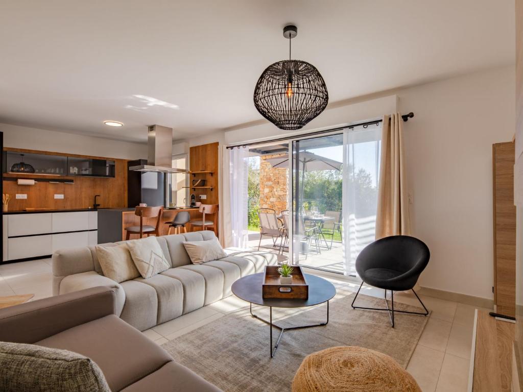 un salon avec un canapé et une table dans l'établissement Holiday Home Le Clos d'Alice-2 by Interhome, à Sainte-Maxime