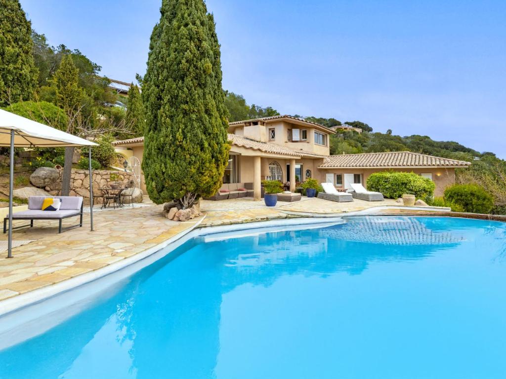 une grande piscine devant une maison dans l'établissement Villa Casa Di Sogno by Interhome, à Porto-Vecchio
