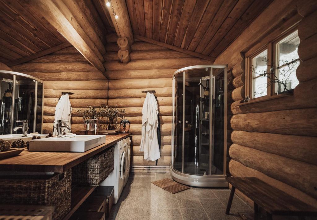 Koupelna v ubytování Fjordhygge - Authentic wood log cabin summerhouse near water, fjord and forest
