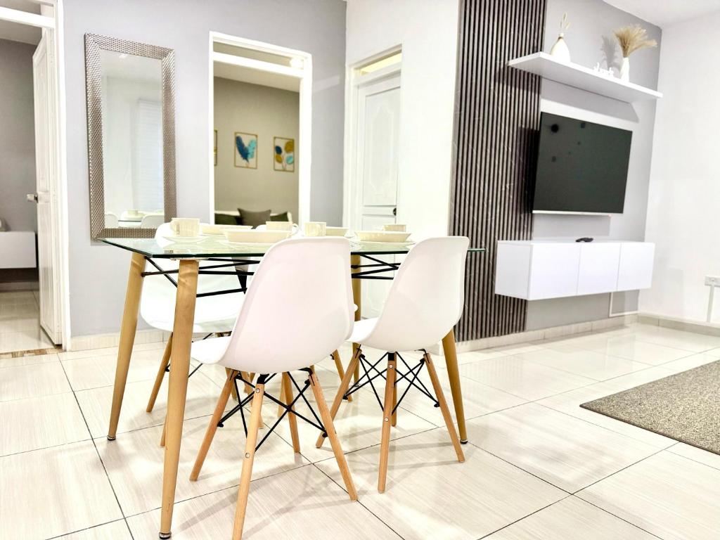 ein Esszimmer mit einem schwarzen Tisch und weißen Stühlen in der Unterkunft Elegance in the heart of wine in Lemos