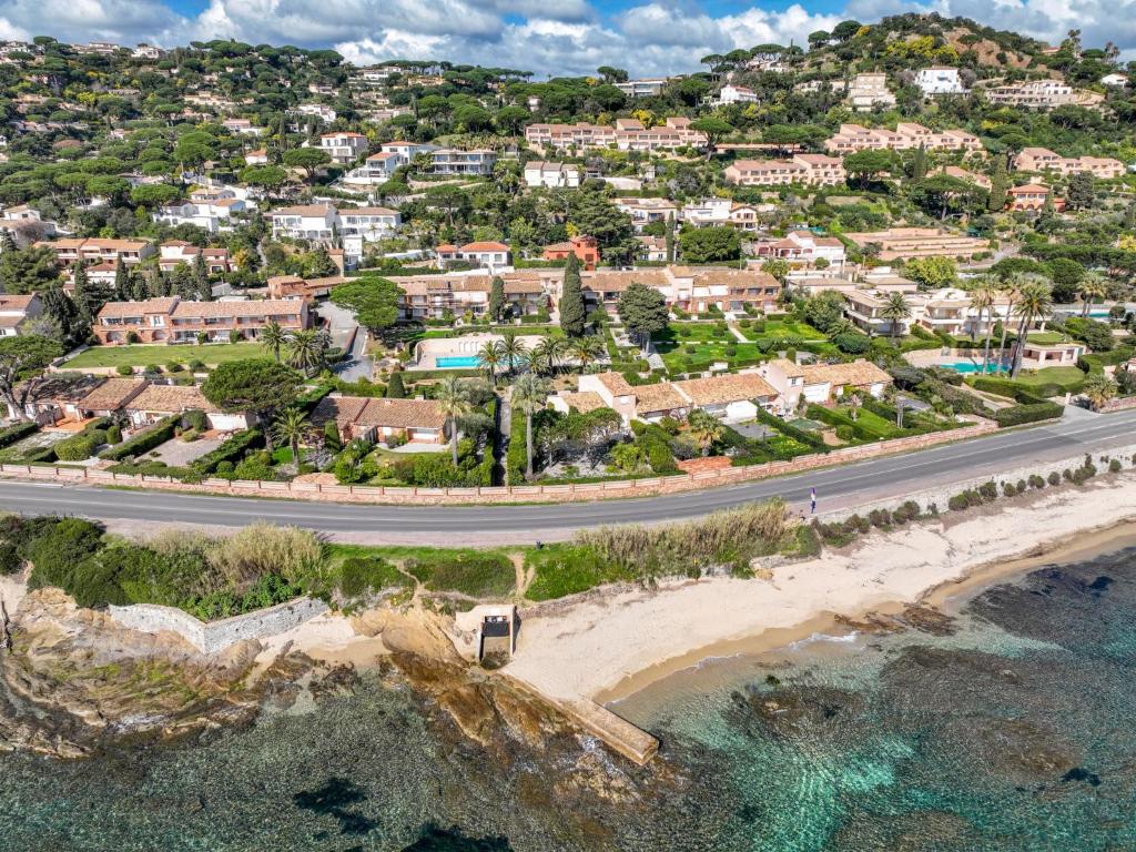 - une vue aérienne sur une plage avec des maisons dans l'établissement Studio El Cantarello by Interhome, à Sainte-Maxime