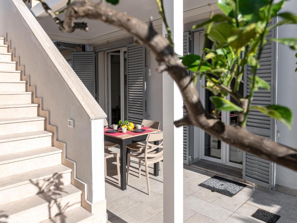 een huis met een trap en een tafel met een laptop bij Apartment Pianosa I by Interhome in Follonica