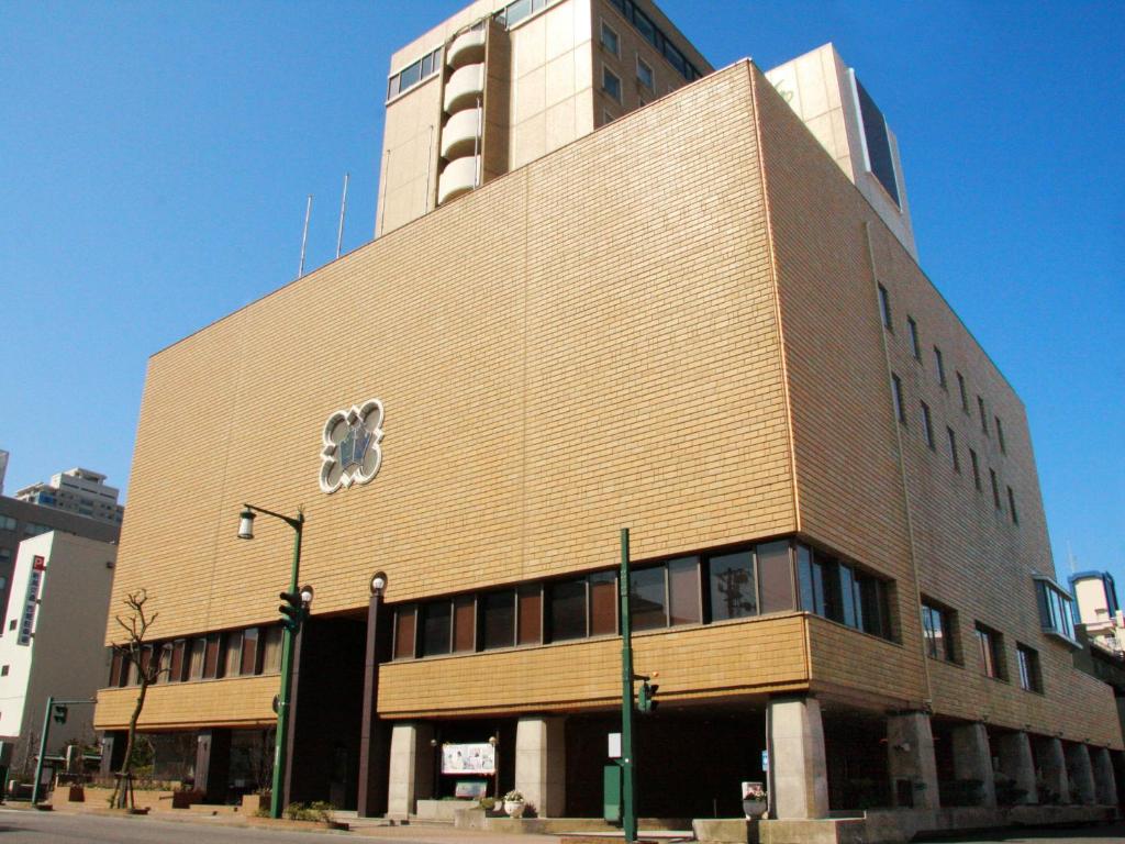 un edificio con un reloj al costado. en The Italia Ken, en Niigata