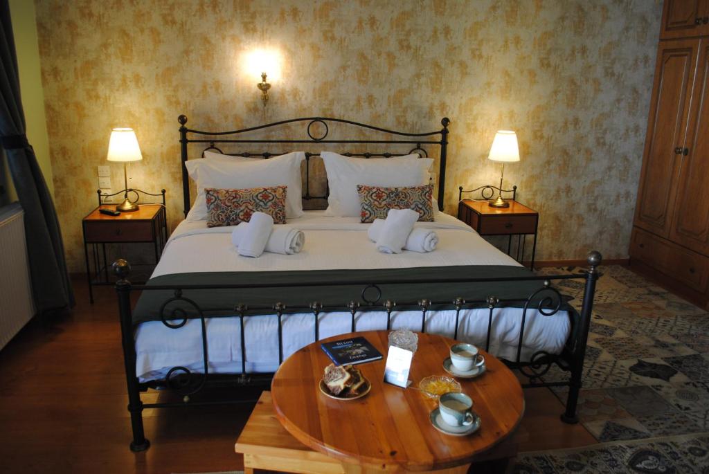 Postel nebo postele na pokoji v ubytování Andromachi's beloi hotel