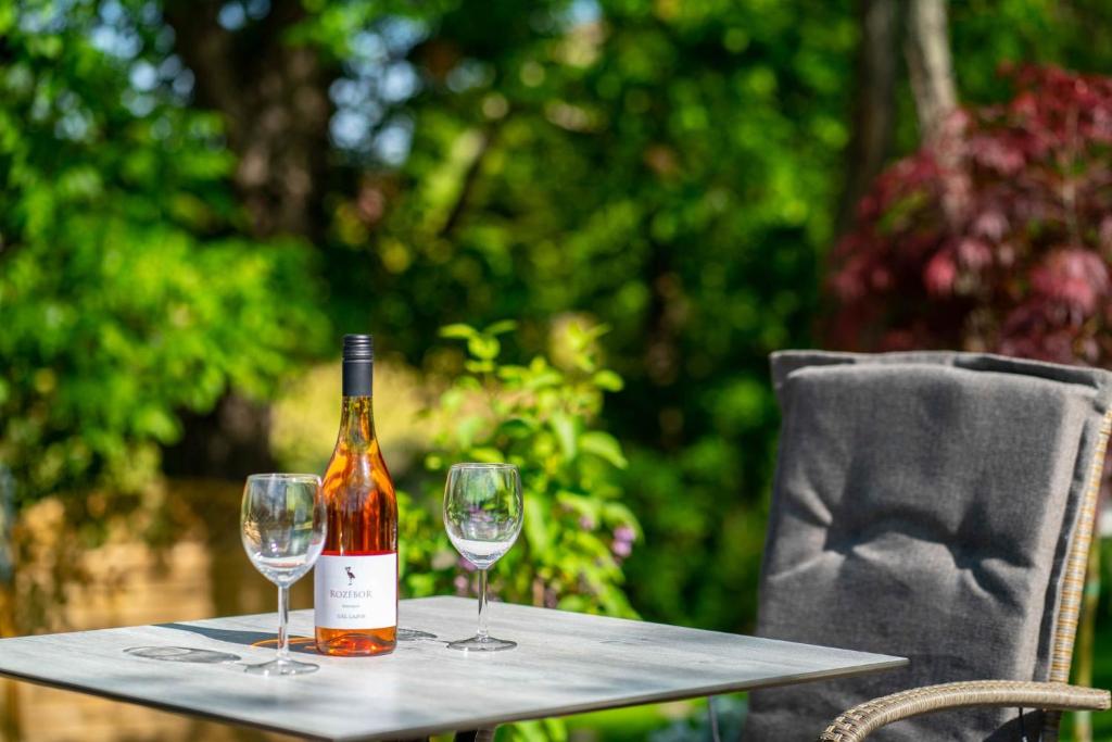 Nápoje v ubytování Chillinn Tündérliget Boutique Wellness Egerszalók