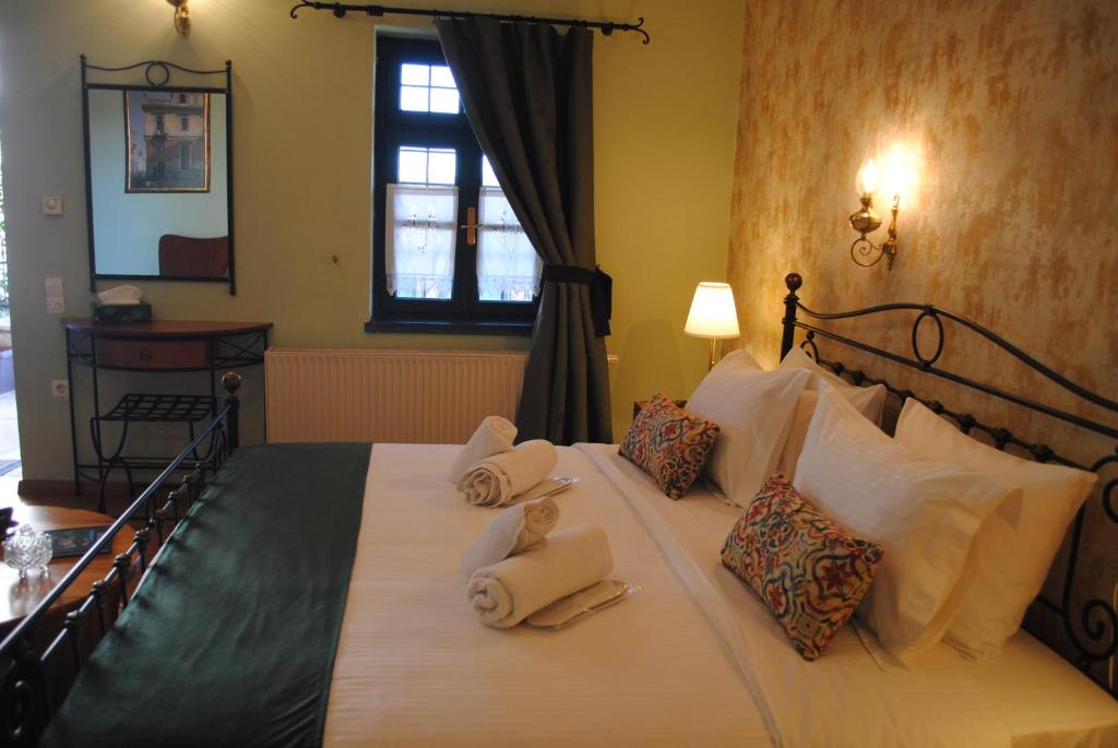 Postel nebo postele na pokoji v ubytování Andromachi's beloi hotel