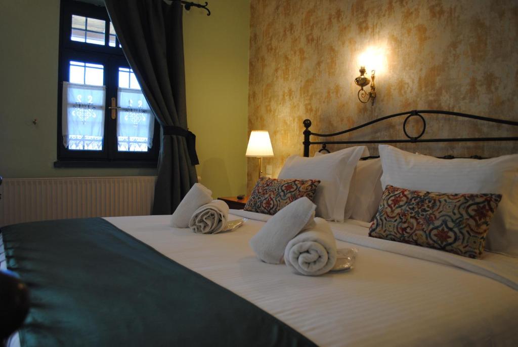 Postel nebo postele na pokoji v ubytování Andromachi's beloi hotel