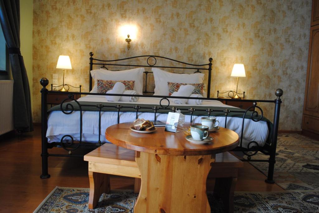 Postel nebo postele na pokoji v ubytování Andromachi's beloi hotel