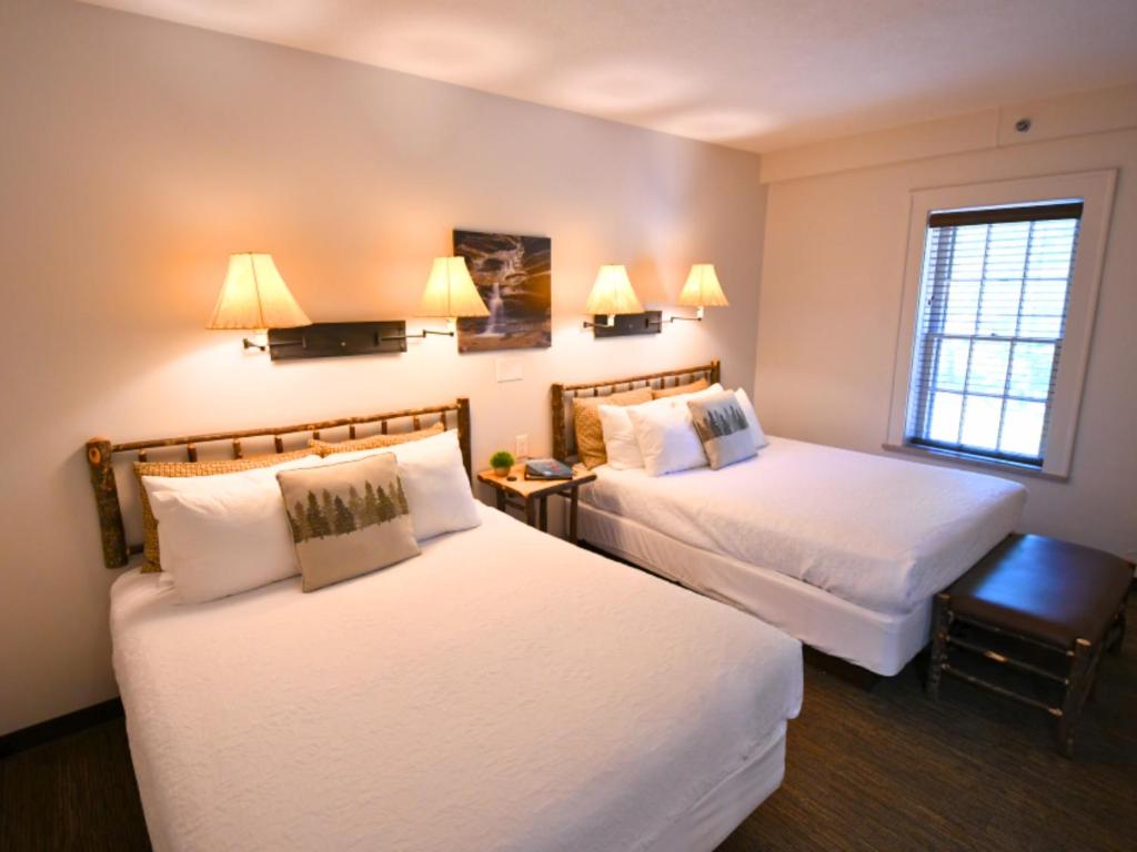 MarshallにあるTurkey Run Inn & Cabinsのベッドが2つと窓があるホテルの部屋