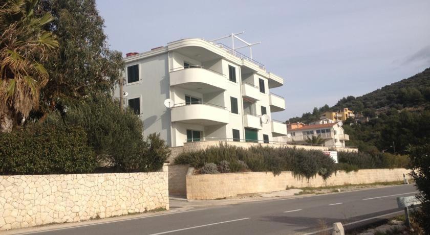 ein weißes Gebäude an der Seite einer Straße in der Unterkunft Apartment Lana in Marina