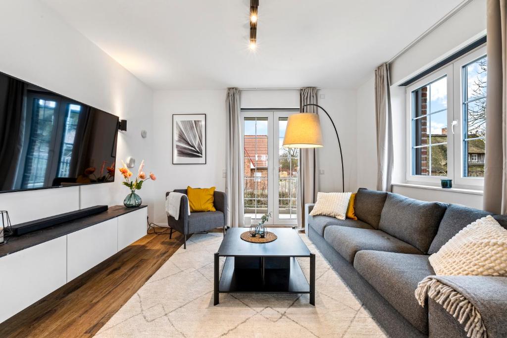 a living room with a couch and a tv at Ferienwohnung Stranddüne Rosenhagen bei Travemünde in Dassow