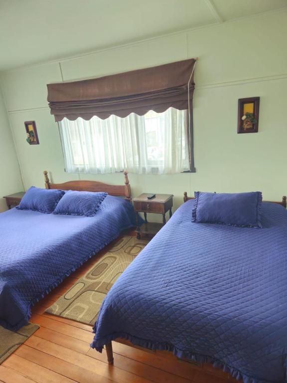 Postel nebo postele na pokoji v ubytování Hostal Esquina 601 Carampangue